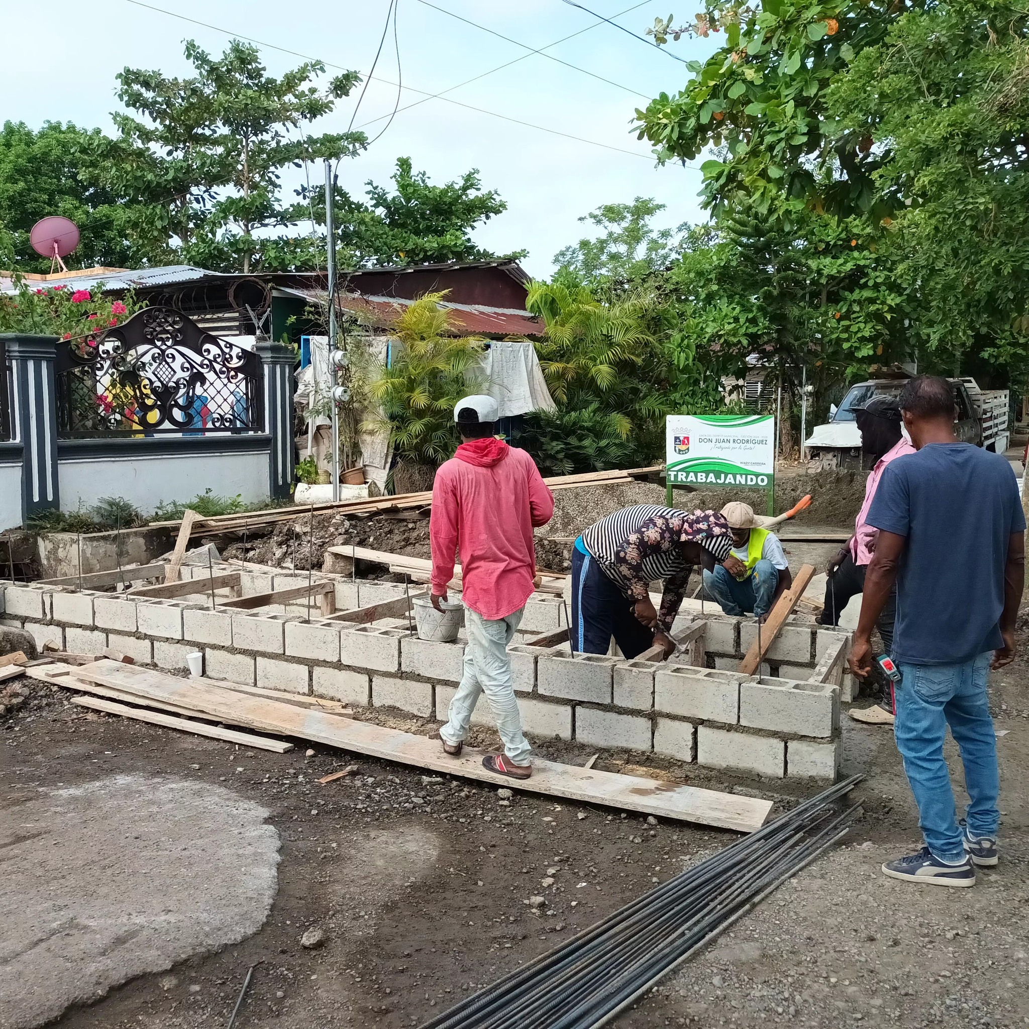 AVANZAN TRABAJOS DE CONSTRUCCIÓN DE CANALETA TIPO PUENTE EN BARRANCA ABAJO POR INSTRUCCIONES DEL DIRECTOR MUNICIPAL WADY CABRERA