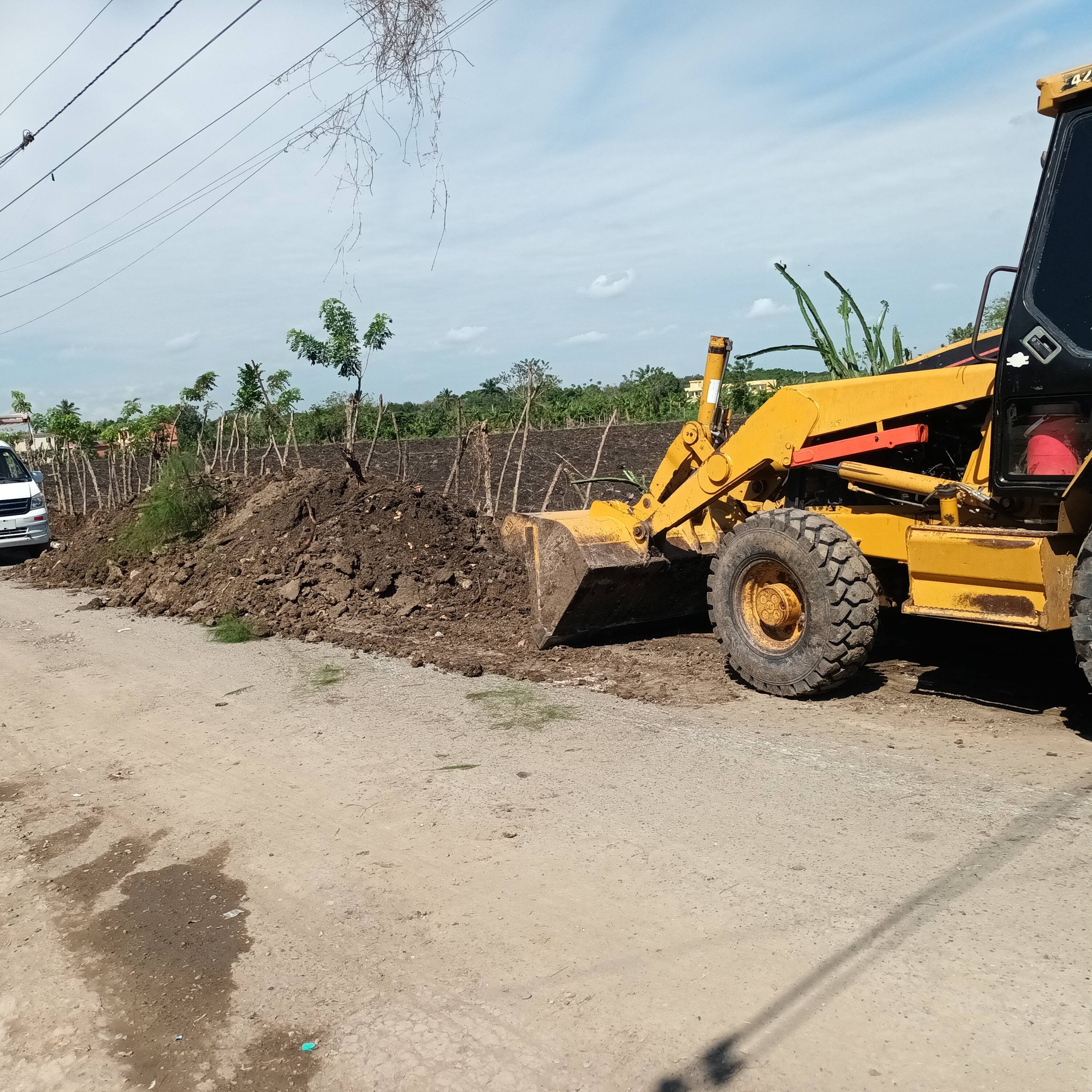 AVANZAN TRABAJOS TOPOGRÁFICOS Y DE LIMPIEZA PARA CANALIZACIÓN PLUVIAL EN DON LOLO
