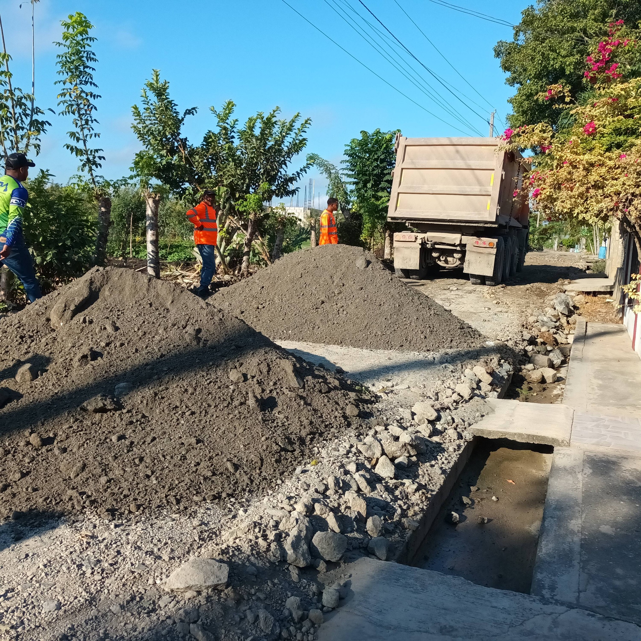 CONTINÚAN TRABAJOS DE ACONDICIONAMIENTO VIAL EN EL SECTOR DE BERRUGUETE